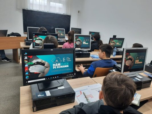 7 instituții educaționale din Constanța vor primi 125 de calculatoare prin proiectul Dăm Click pe România
