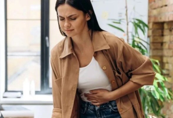 O femeie s-a chinuit cu dureri groaznice timp de 18 ani după ce o asistentă i-a lăsat un ac în interiorul corpului după naștere
