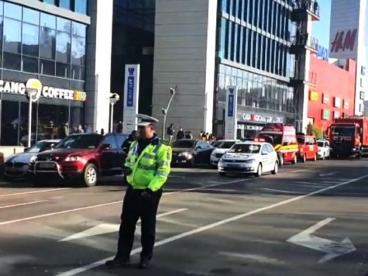 Bătaie în mall, din cauza unei femei: 3 scandalagii au fost săltați și arestați