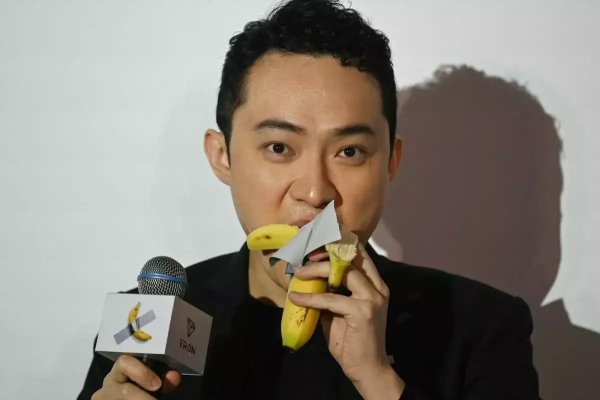 Antreprenorul Justin Sun a mâncat banana care l-a costat 6,2 milioane de dolari