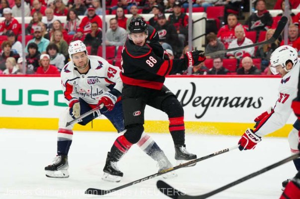 Hochei: A şasea victorie consecutivă pentru Carolina Hurricanes