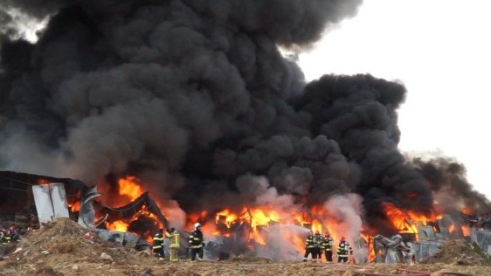 Incendiu devastator în Voluntari! Pompierii intervin cu 12 autospeciale