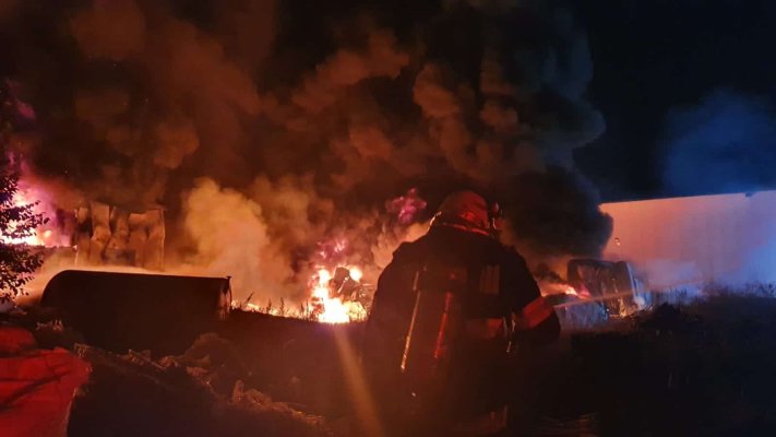 Incendiu la o fabrică de mobilă. Pompierii intervin în forță
