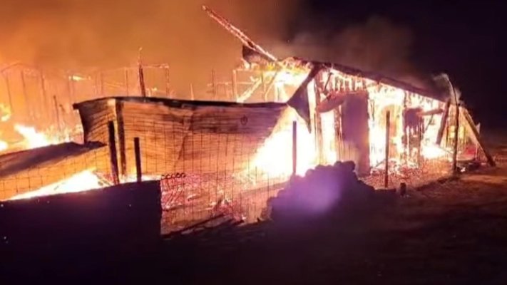 Incendiu puternic. Două familii cu tot cu copii s-au salvat sărind pe geam
