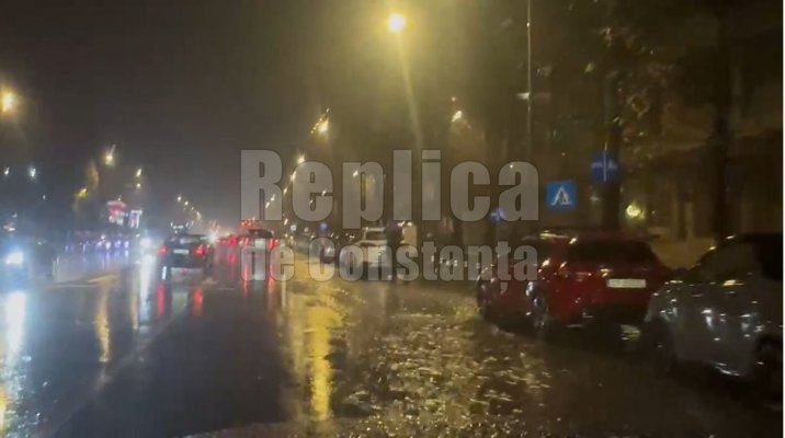 Ploaia a dat, din nou, bătăi de cap șoferilor! Străzi inundate, semafoare nefuncționale și...haos în trafic! Video