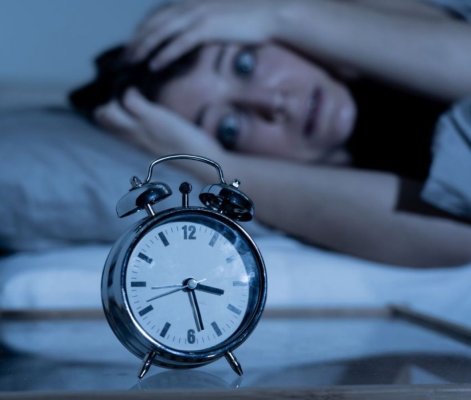 Trezitul în miezul nopții a devenit o problemă tot mai frecventă. Care sunt cauzele