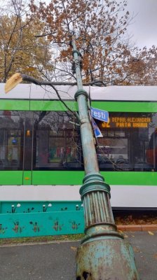 Un stâlp de iluminat s-a prăbușit peste un tramvai în Piața Unirii