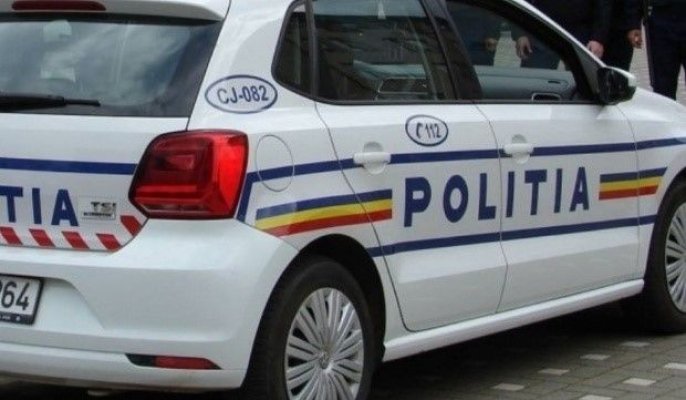 Un polițist beat a intrat cu mașina într-un scuar