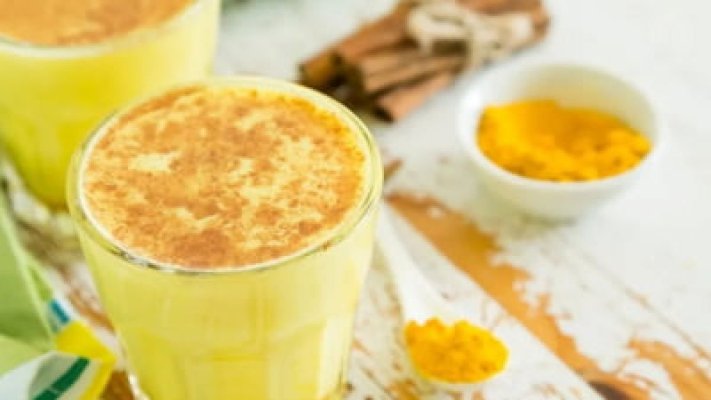 Laptele auriu, băutura tradițională extrem de populară în lumea arabă care asigură un somn odihnitor