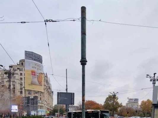 Stâlpul care a căzut marți peste un tramvai în București a fost montat la loc, dar cu susul în jos