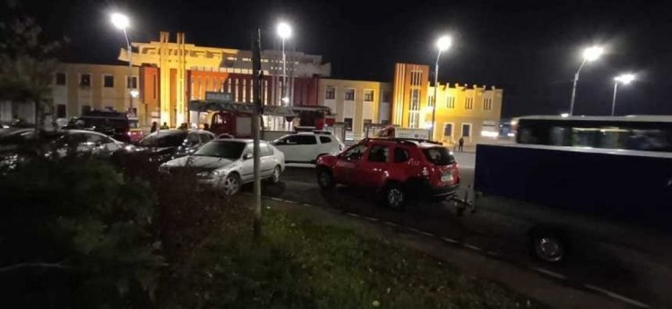 Un bărbat s-a urcat pe clădirea Gării din Galați şi ameninţă că se aruncă