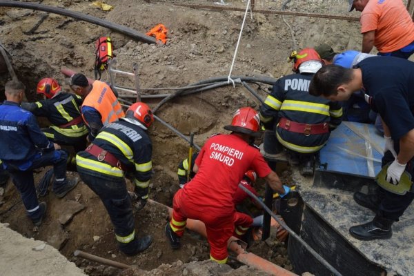 Operațiune de amploare a pompierilor! Patru muncitori, prinși sub un mal de pământ