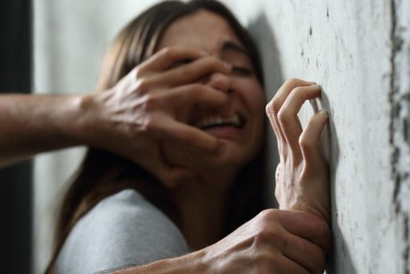 Fată de 16 ani, exploatată de doi pensionari! Minora era forțată să întrețină relații intime