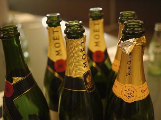 Cum a reuşit brandul Moët să se extindă geografic şi în timp