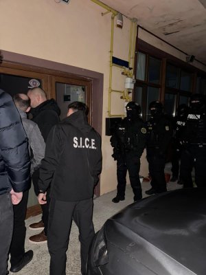 Mascații au descins la mai multe persoane într-un mega dosar de înșelăciune, la Constanța! Video