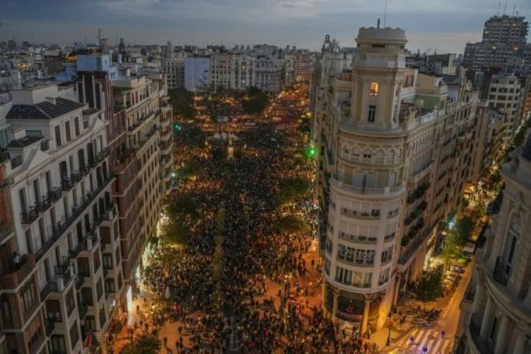 Proteste masive în Valencia. Mii de spanioli cer demisii pentru gestionarea haotică a inundațiilor
