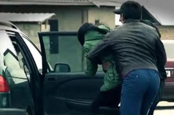 O fată a fost răpită, sechestrată şi violată timp de 12 ani de către un şofer de autobuz şcolar