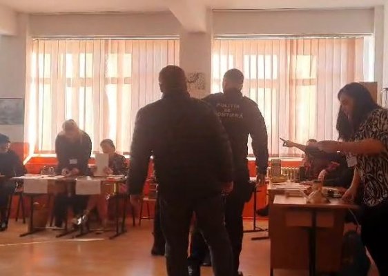 Poliția, sesizată la secția amenajată la Liceul de Arte: un votant și-a fotografiat buletinul