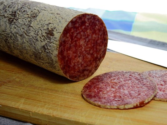 Restricții pentru exporturile de carne tocată și salamuri. Exportul de mititei și salamul de Sibiu au de suferit 