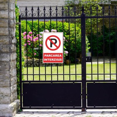 Ce poți face dacă o altă persoană își parchează mașina în fața curții tale