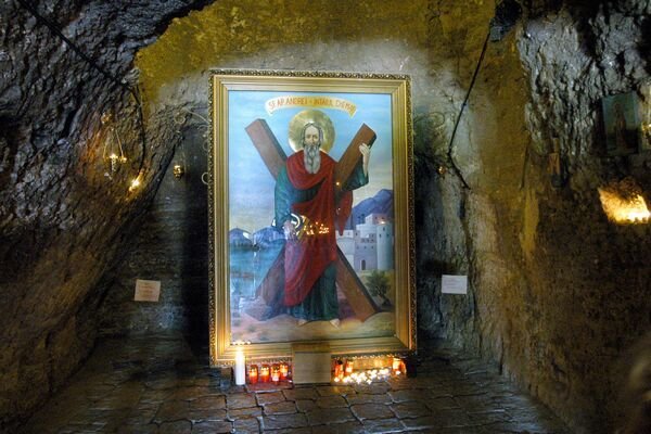 Credincioşii îl prăznuiesc azi pe Sfântul Apostol Andrei. Aproximativ 970.000 de români îşi sărbătoresc onomastica