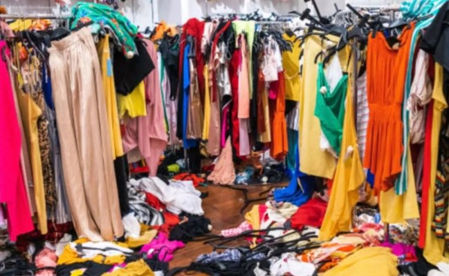 Hainele second hand și pericolele nebănuite la care se expun cei care le cumpără