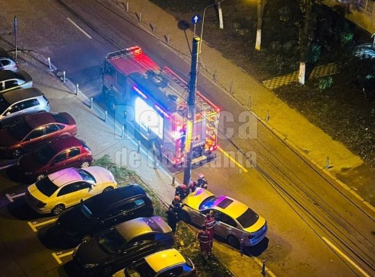 Un șofer a intrat cu mașina într-un stâlp amplasat pe trotuar, pe strada Adamclisi