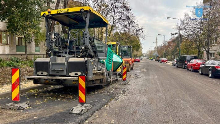 Continuă reabilitarea străzii Suceava. Evitați să parcați în zona în care se lucrează!