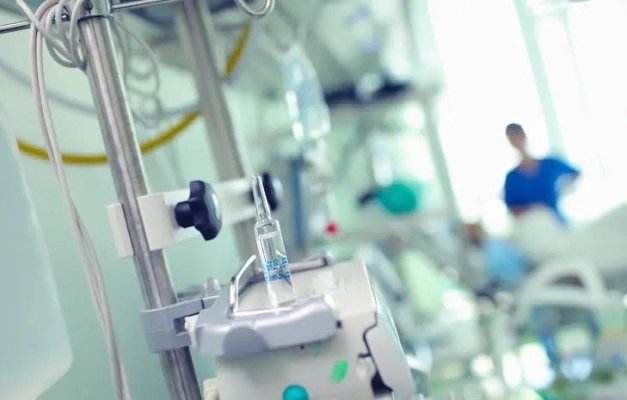 O femeie a murit în curtea spitalului, la scurt timp după externare. A fost demarată o anchetă