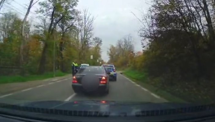 Şofer sancţionat și amendat:  s-a ţinut după o maşină de Poliţie care mergea la un accident