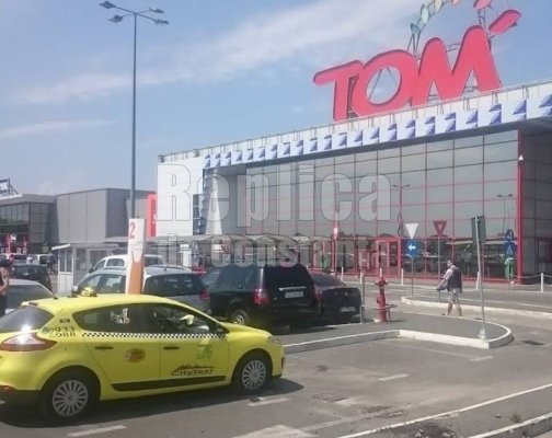 O familie cere daune Centrului Comercial Tom, după ce și-a găsit mașina făcută praf în parcare