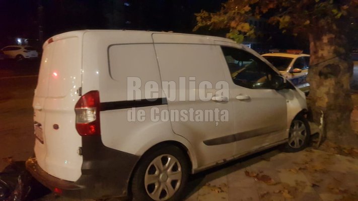 O dubă a intrat în copac, în zona Kaufland-ICIL, după ce a intrat în coliziune cu o ambulanță. Video