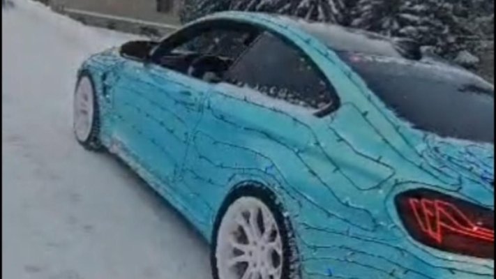Un şofer a fost amendat după ce şi-a împodobit bolidul cu instalație pentru bradul de Crăciun