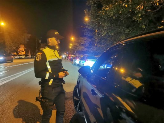 Polițiștii au identificat un bărbat care conducea cu numere provizorii expirate