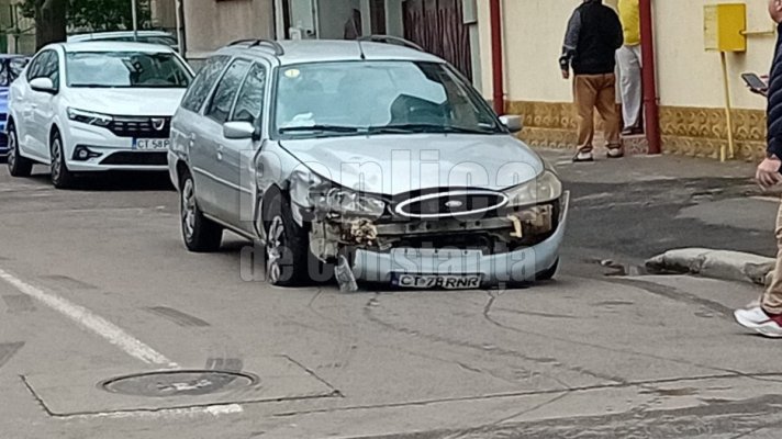 O mașină a intrat în stâlp, pe strada Mihai Viteazu. Traficul e blocat, autobuzele au fost deviate! Video