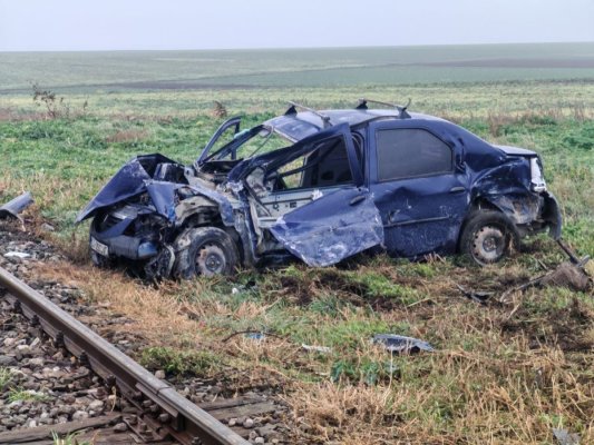 Un Logan a fost lovit, în plin, de un tren, la Târgușor!