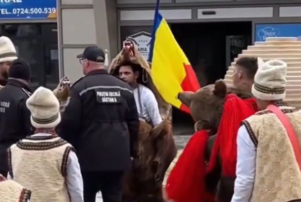 Tobele mai multor colindători au fost distruse de polițiști locali... insensibili la tradiție și sărbători. Video