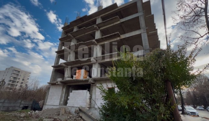 Bombă ecologică! Blocul lui Bela Tănase a ajuns paradisul boschetarilor din zona Abator! Video