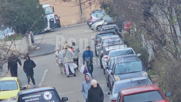 Cartierele Constanței au început să răsune de colinde cântate... în boxă portabilă. Video