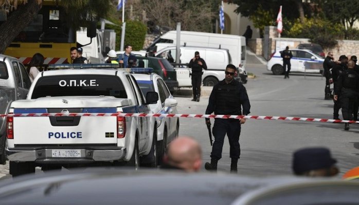 Atac armat la periferia Atenei, soldat cu doi morţi şi un rănit 