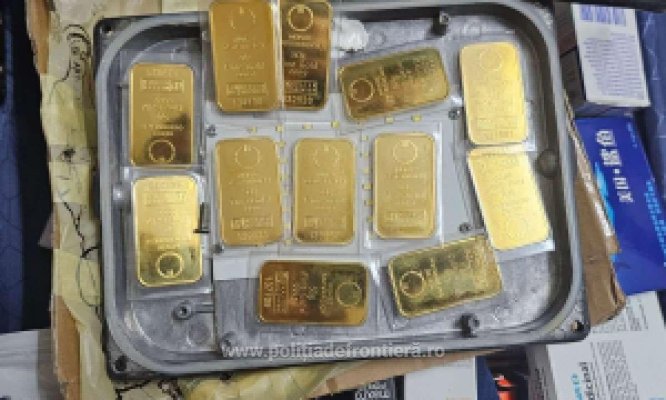 Zeci de lingouri din aur nedeclarate, descoperite în bagajele unui bărbat la Aeroport
