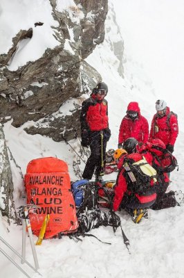 Intervenţii ale Salvamont pentru recuperarea unor turişti care au ignorat avertizările şi au urcat pe munte, la altitudini mari 