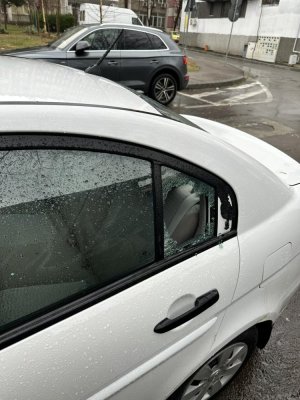 Mașină spartă pe strada Unirii. Hoții au furat un telefon, șoferul oferă recompensă celui care îl găsește