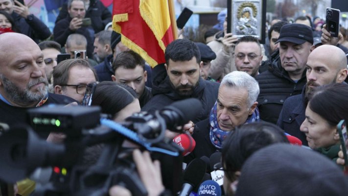 Călin Georgescu a mers să voteze simbolic la Mogoșoaia, însoțit de fani cu icoane