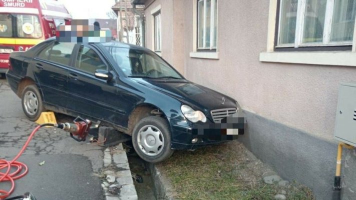 O femeie a fost călcată de o mașină neasigurată, lăsată pe o stradă în pantă