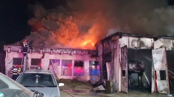 Incendiu puternic, la un service auto. A fost emis mesaj RO-Alert. Video