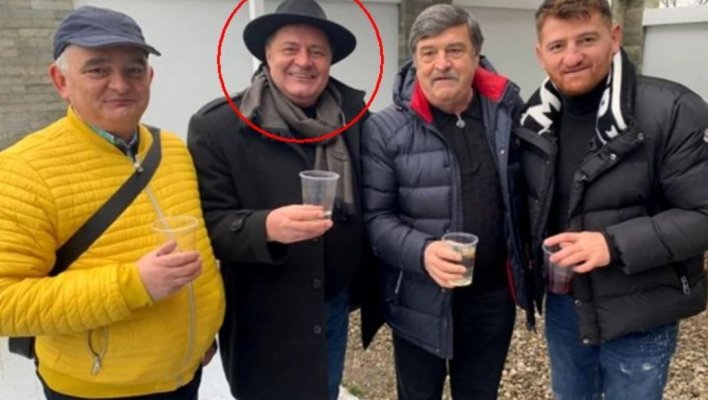 Șeful AEP, Toni Greblă, fotografiat în curtea casei care acum e sediul de campanie al lui Călin Georgescu