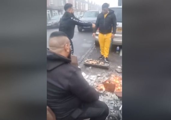 Scandal cu români în Anglia! Au făcut grătarul în mijlocul străzii și au dat muzica la maximum. Video