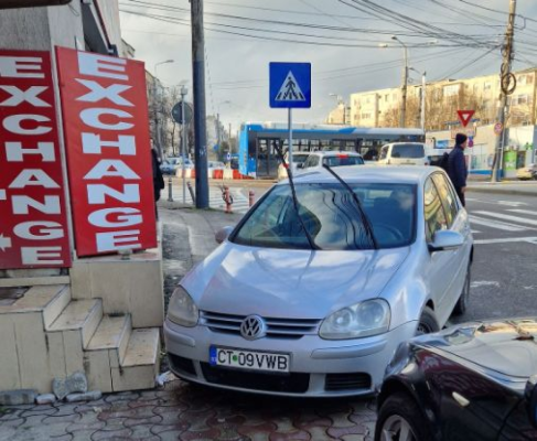 Un șofer iresponsabil aproape că și-a parcat mașina în magazin, în zona Brotăcei