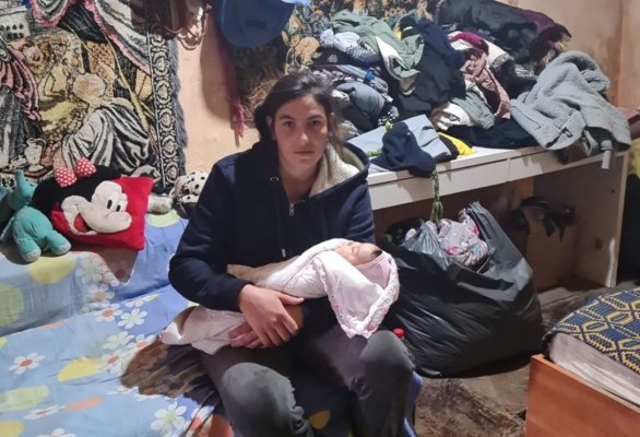 O mamă și copiii ei au nevoie de ajutor. Casa în care locuiesc mai are puțin și o să cadă peste ei